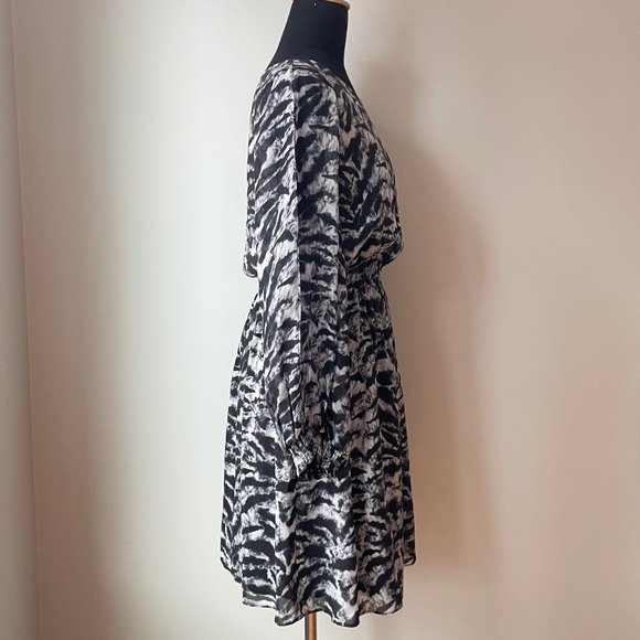 Alice + Olivia Black and White Print Long Sleeve Silk Dress - Picture 2 of 15